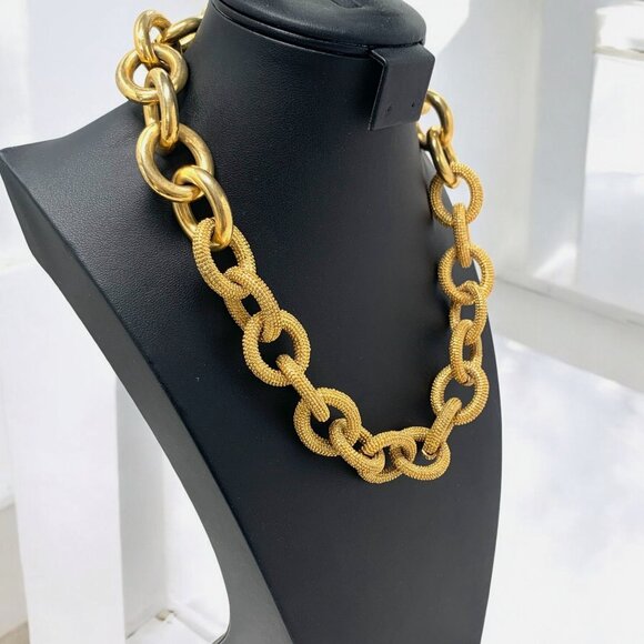 Banana Republic Gold-Tone Chunky Chain Necklace Textured Links Toggle Clasp 18" - Picture 2 of 7
